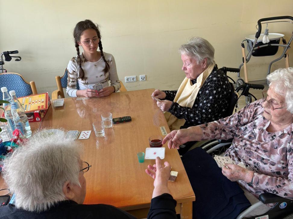 Nina engagiert sich im Seniorenzentrum